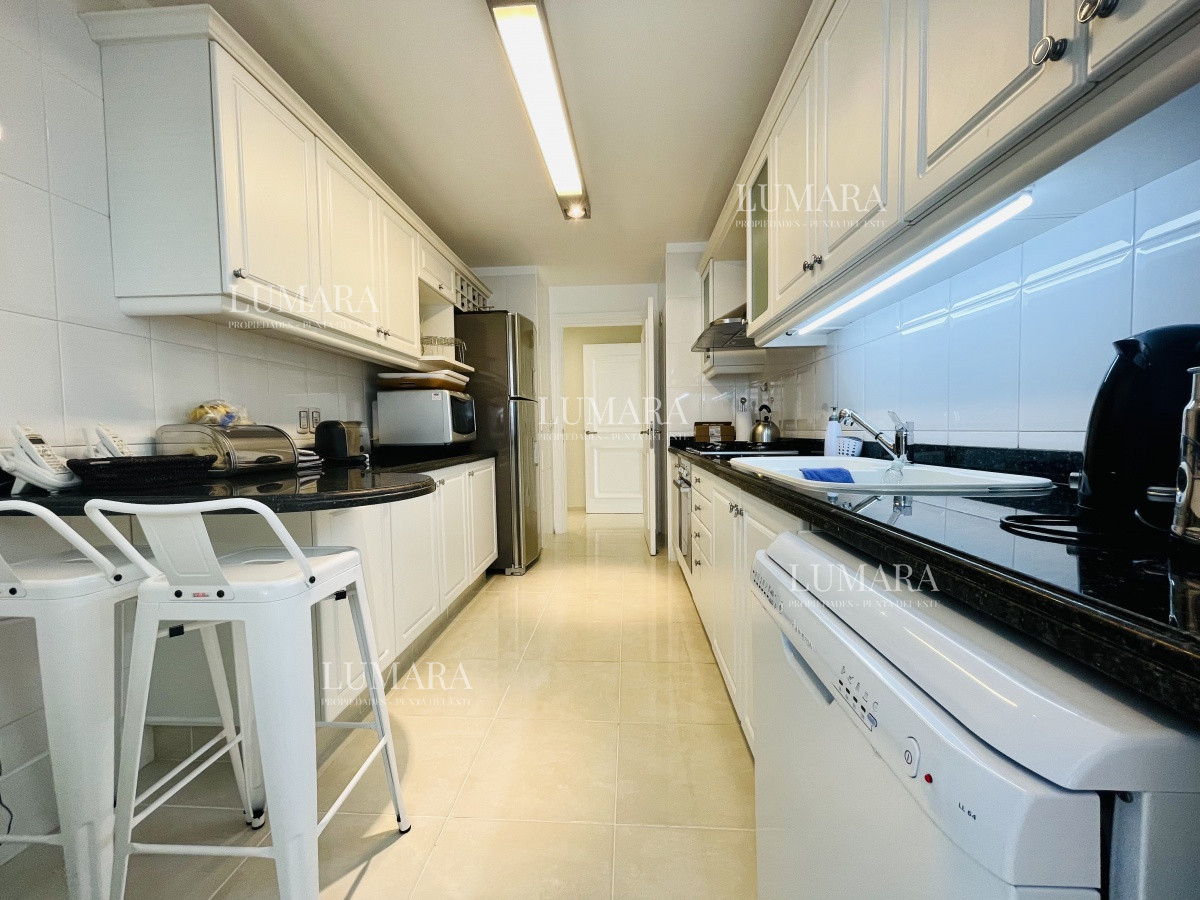 Apartamento ID.1385 - Venta de Excelente apartamento en alquiler temporario de tres dormitorios más dependencia de servicio, Playa Mansa, Punta del Este