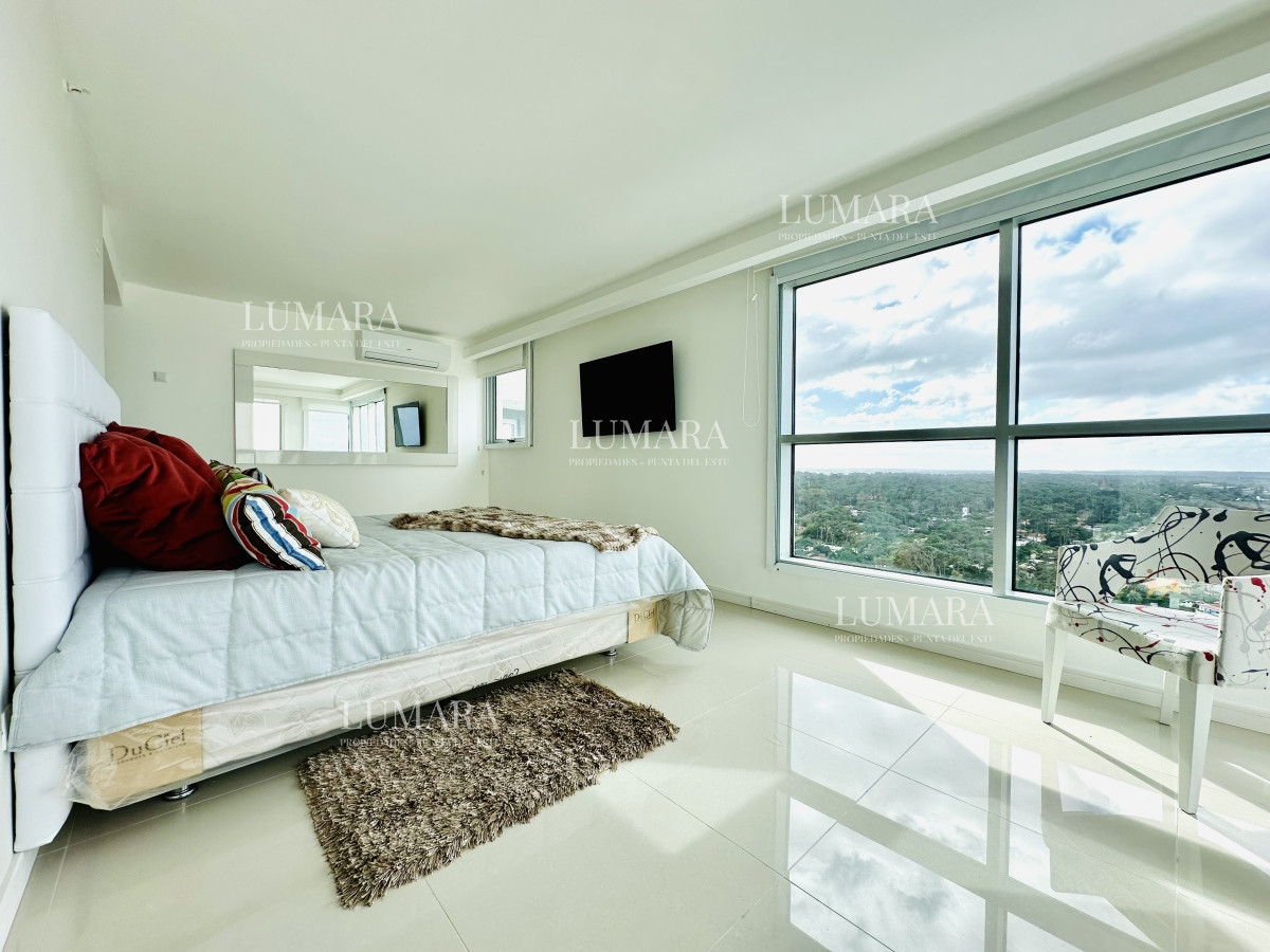 Apartamento ID.2687 - Venta de amplio penthouse con cuatro dormitorios más dependencia de servicio en torre premiun de Playa Brava, Punta del Este