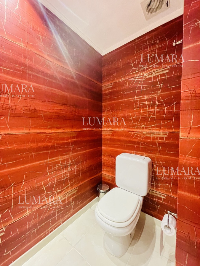 Apartamento ID.1385 - Venta de Excelente apartamento en alquiler temporario de tres dormitorios más dependencia de servicio, Playa Mansa, Punta del Este