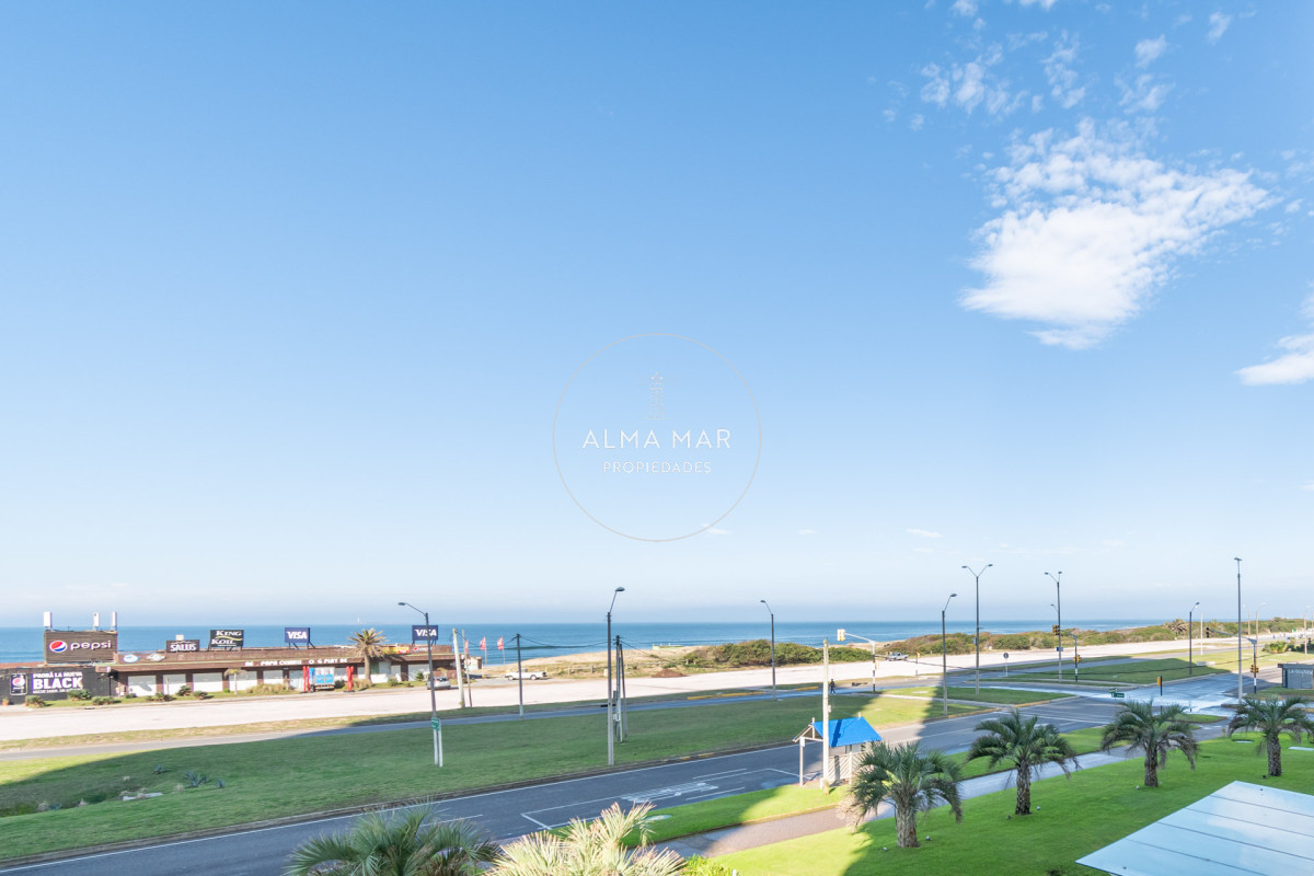 Apartamento ID.1099 - Venta y alquiler de departamento con tres dormitorios mas dependencia de servicio en torre Le Parc playa Brava, Punta del Este