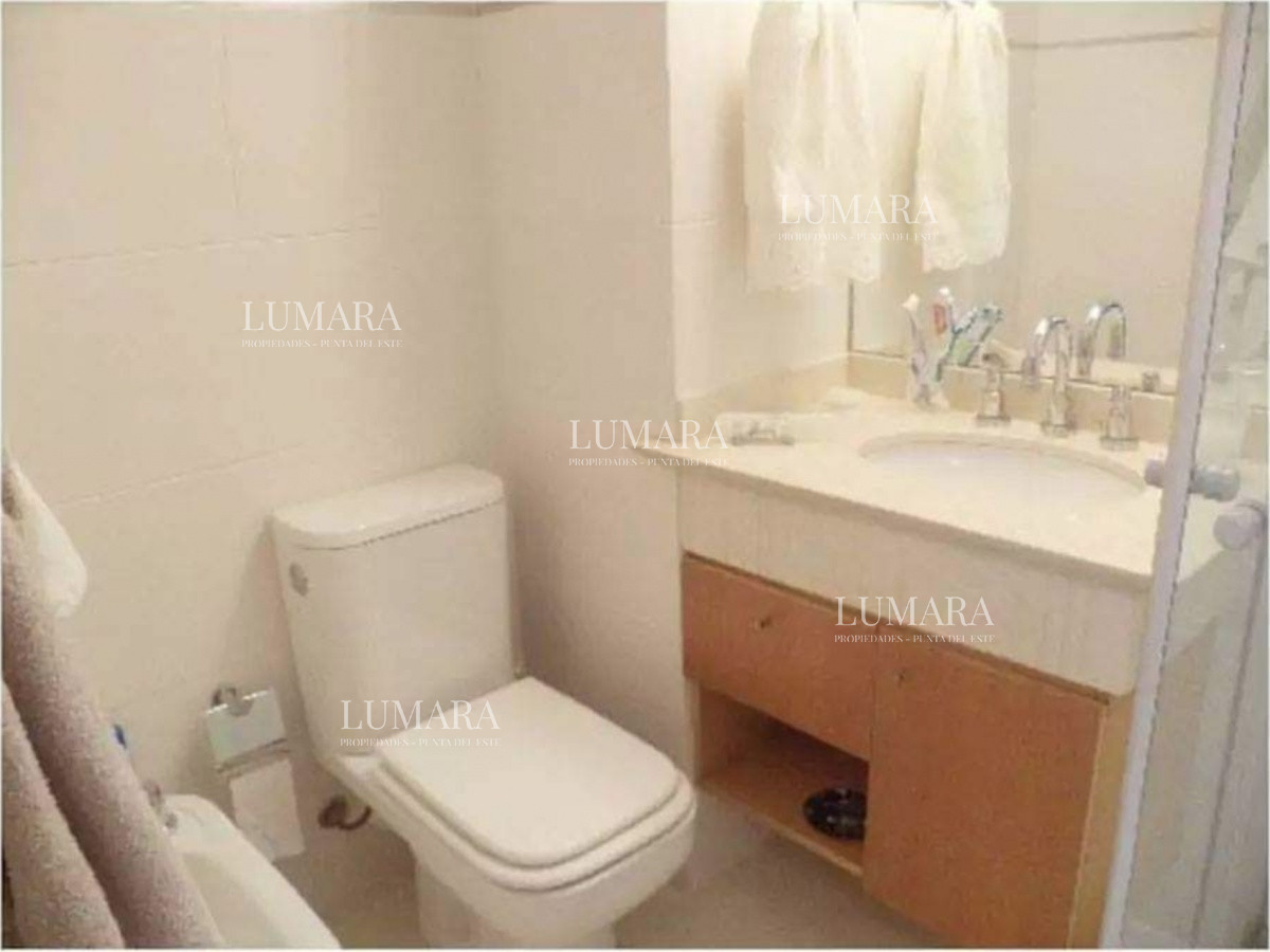 Apartamento ID.3342 - Apartamento de 2 Dormitorios a metros del mar y torre moderna, playa Mansa, Punta del Este