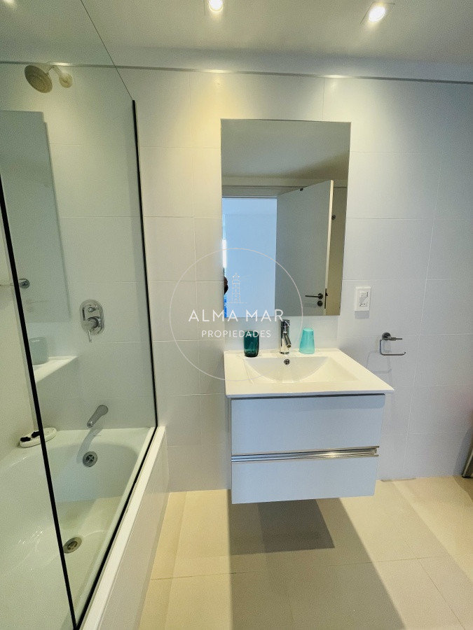 Apartamento ID.584 - Apartamento de 2 Dormitorios en Venta a metros de playa Brava, Punta del Este