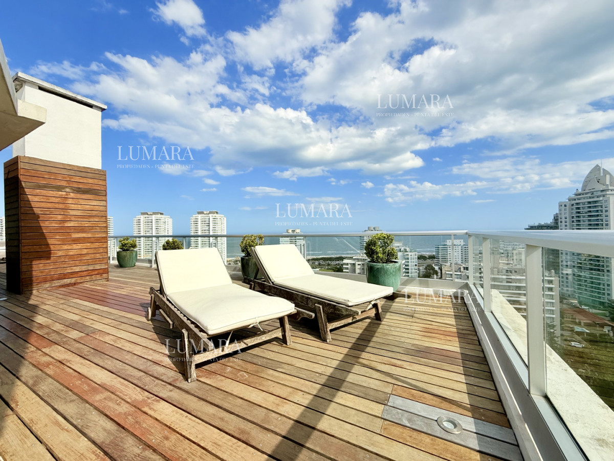 Apartamento ID.2949 - Apartamento Penthouse finamente decorado de 3 dormitorios con parrillero propio en venta, Roosevelt Brava, Punta del Este
