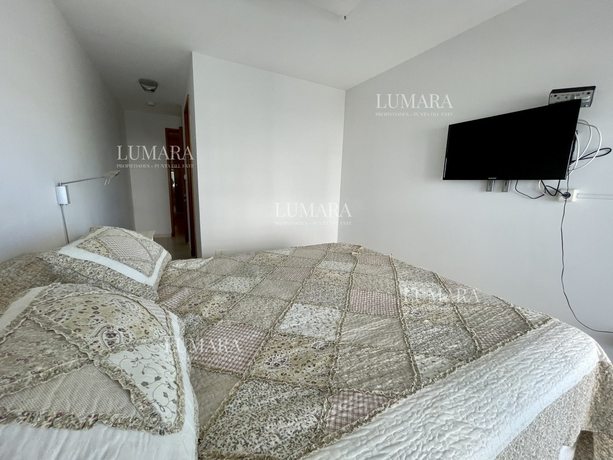 Apartamento ID.3342 - Apartamento de 2 Dormitorios a metros del mar y torre moderna, playa Mansa, Punta del Este