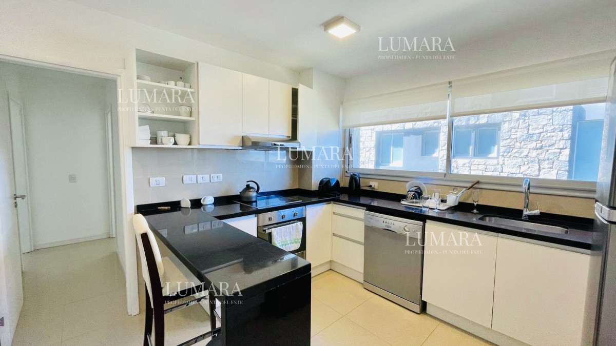 Apartamento ID.3143 - Apartamento de 3 Dormitorios en Primera Línea del Mar, Playa Brava Punta del Este