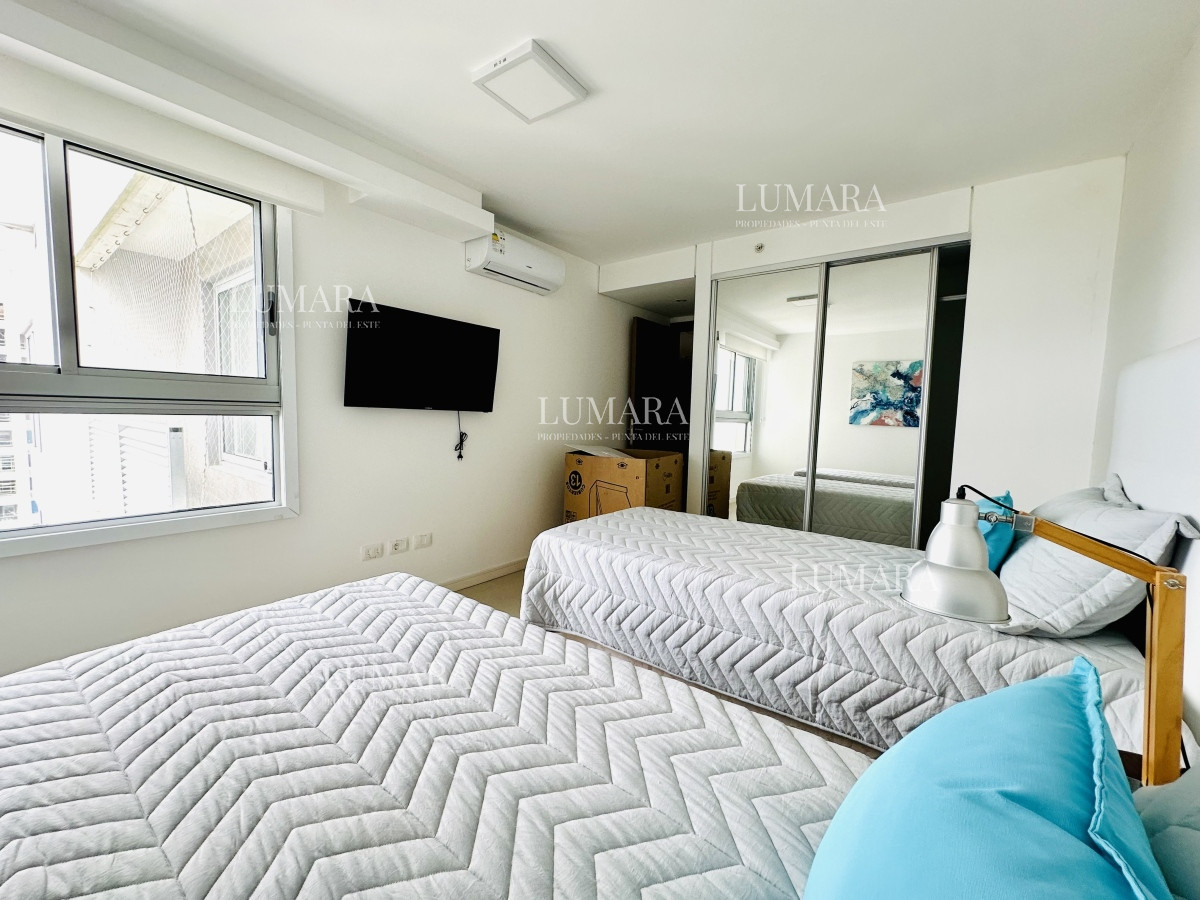 Apartamento ID.2687 - Venta de amplio penthouse con cuatro dormitorios más dependencia de servicio en torre premiun de Playa Brava, Punta del Este