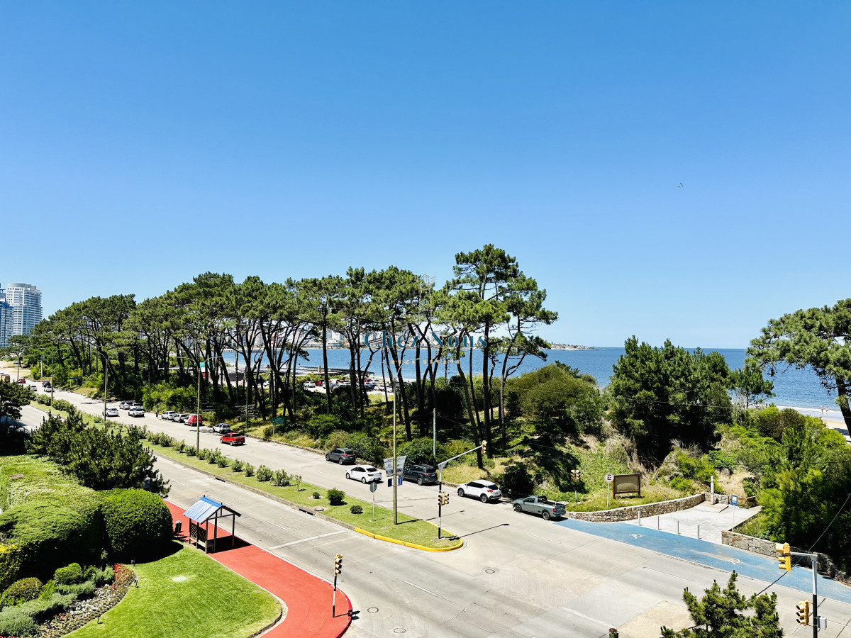 Apartamento ID.585 - Apartamento Frente al Mar de 3 Dormitorios y Dependencia en Playa Mansa, Punta del Este 