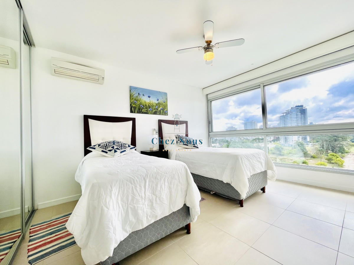 Apartamento ID.1088 - Alquiler temporario de Apartamento de 2 Dormitorios más Dependencia en Torre Le Parc, Playa Brava