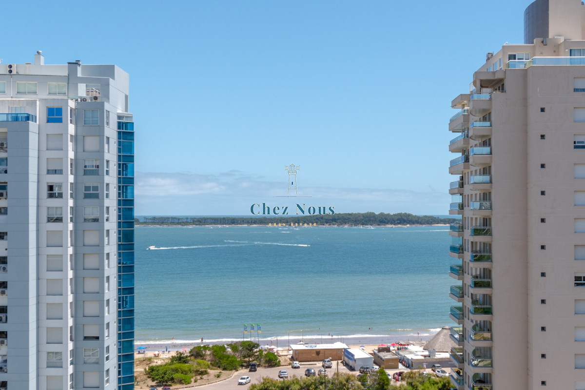 Apartamento ID.951 - Venta de Excelente Apartamento de 3 Dormitorios con Vista al Mar, Playa Mansa, Punta del Este
