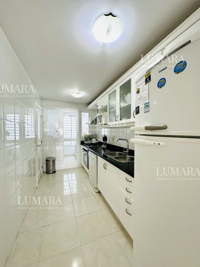Apartamento ID.864 - Alquiler temporario de Apartamento de 2 suites sobre Playa Mansa, Primera Línea