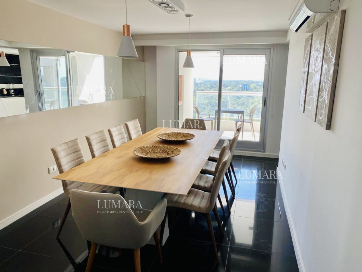 Apartamento ID.2687 - Venta de amplio penthouse con cuatro dormitorios más dependencia de servicio en torre premiun de Playa Brava, Punta del Este