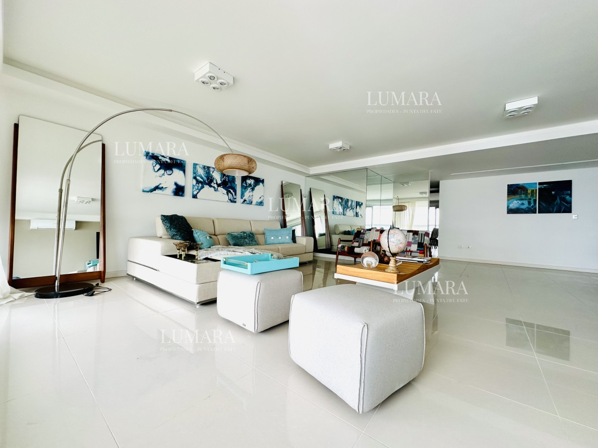 Apartamento ID.2687 - Venta de amplio penthouse con cuatro dormitorios más dependencia de servicio en torre premiun de Playa Brava, Punta del Este