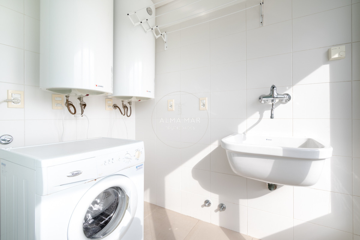 Apartamento ID.1099 - Venta y alquiler de departamento con tres dormitorios mas dependencia de servicio en torre Le Parc playa Brava, Punta del Este