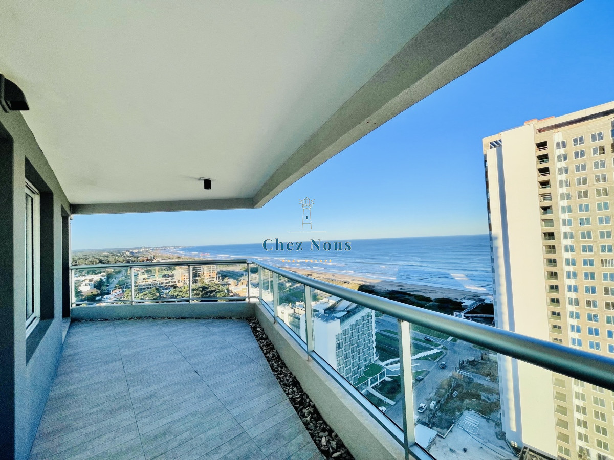 Apartamento ID.956 - Apartamento de 3 Dormitorios y Dependencia, con Parrillero y Vista al Mar en Playa Brava, Punta del Este 
