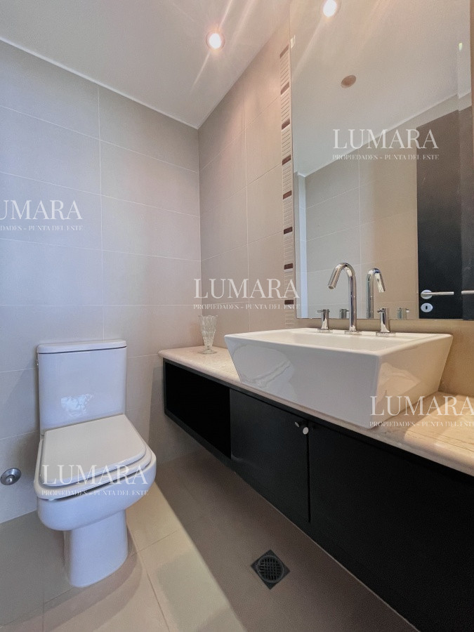 Apartamento ID.1619 - Venta de Excelente Penthouse de 2 Dormitorios y Parrillero con vistas a Playa Mansa, Punta del Este