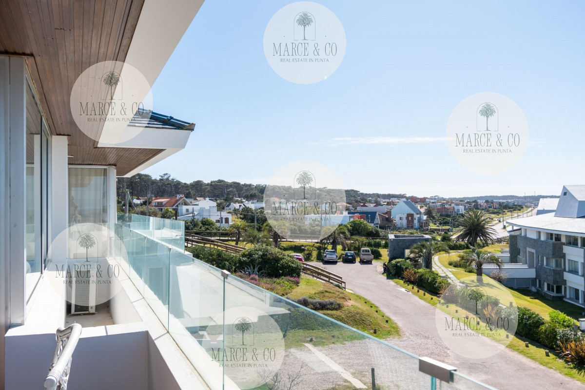 Apartamento ID.2235 - Venta y alquiler temporario de apartamento penthouse de tres dormitorios en playa Montoya