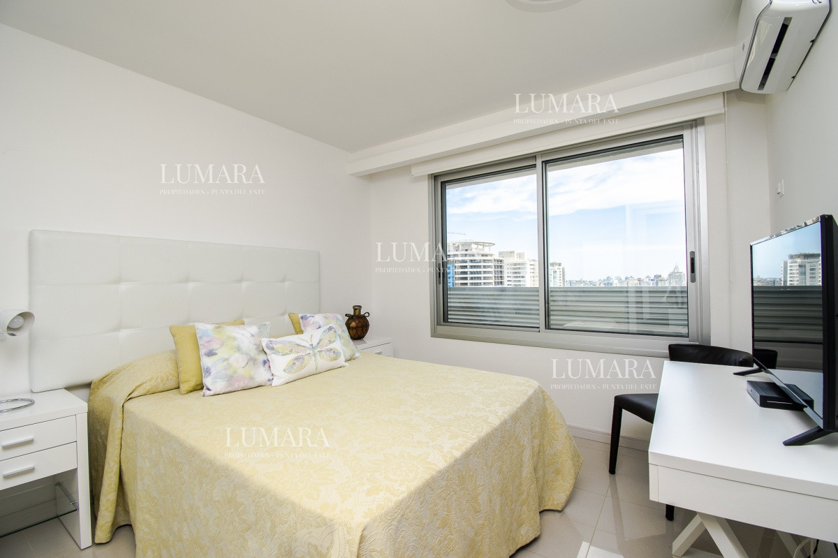 Apartamento ID.2467 - Apartamento de 3 Dormitorios + Dependencia y Parrillero en Frente a Playa Brava, Punta del Este