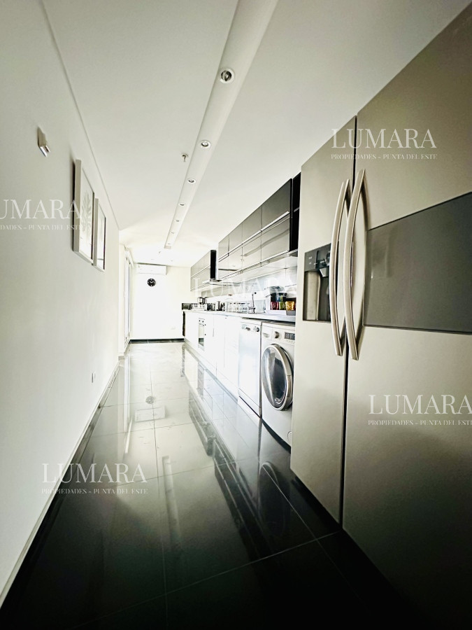 Apartamento ID.2687 - Venta de amplio penthouse con cuatro dormitorios más dependencia de servicio en torre premiun de Playa Brava, Punta del Este