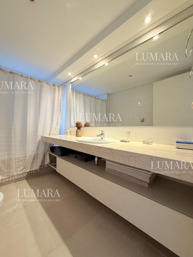 Apartamento ID.3189 - Venta de apartamento de 3 dormitorios sobre primera fila de Playa Brava, Punta del Este