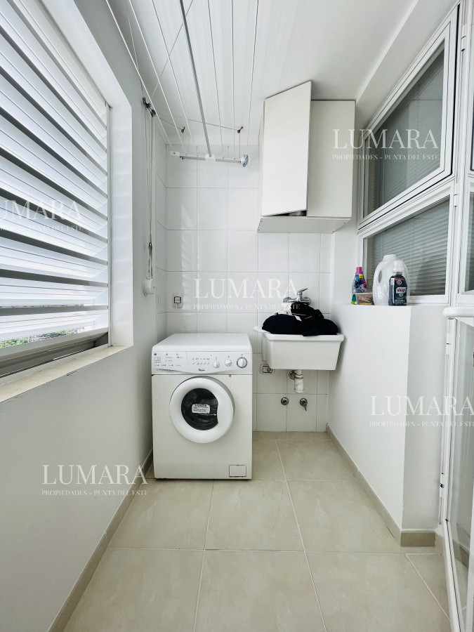 Apartamento ID.1385 - Venta de Excelente apartamento en alquiler temporario de tres dormitorios más dependencia de servicio, Playa Mansa, Punta del Este