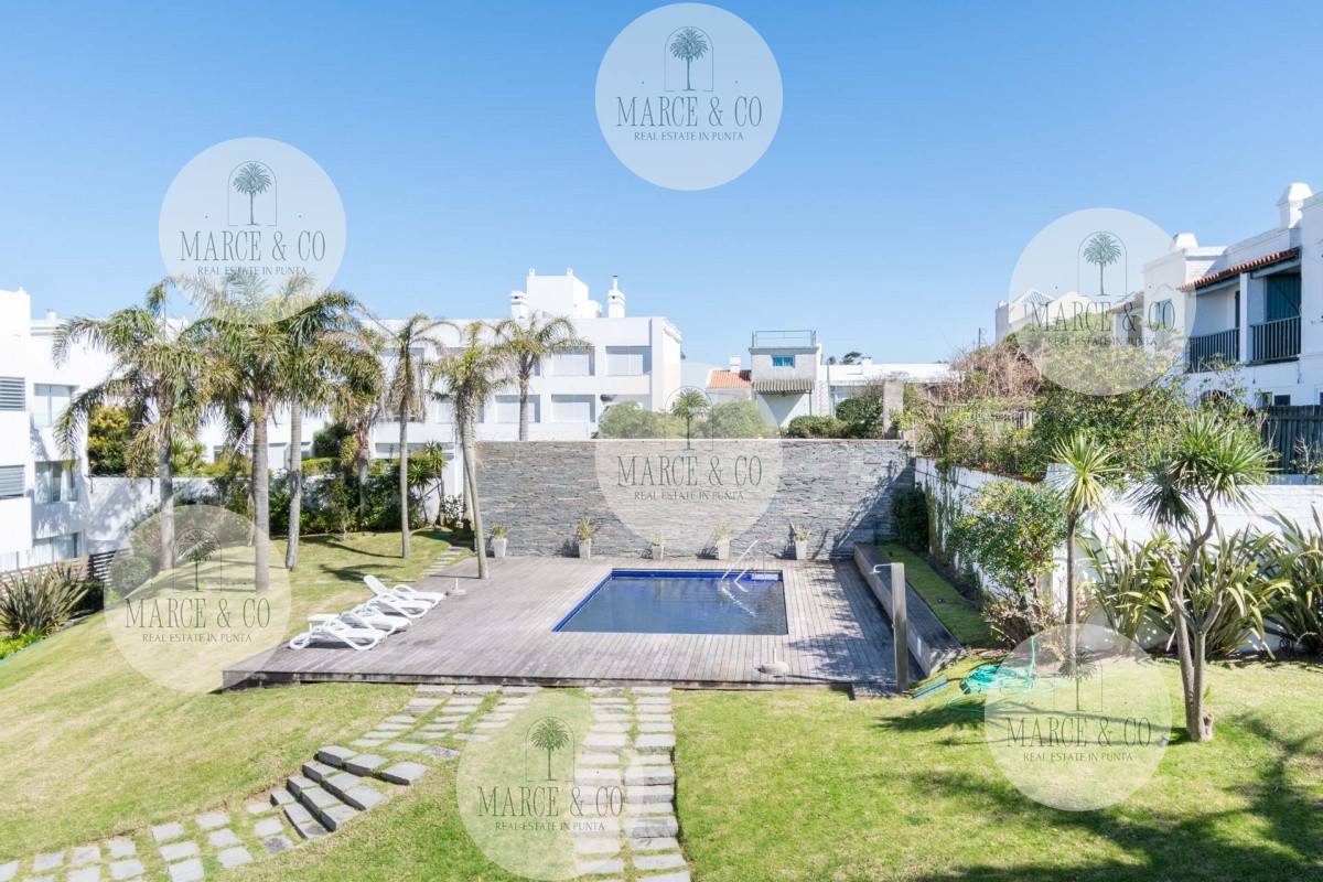 Apartamento ID.2235 - Venta y alquiler temporario de apartamento penthouse de tres dormitorios en playa Montoya