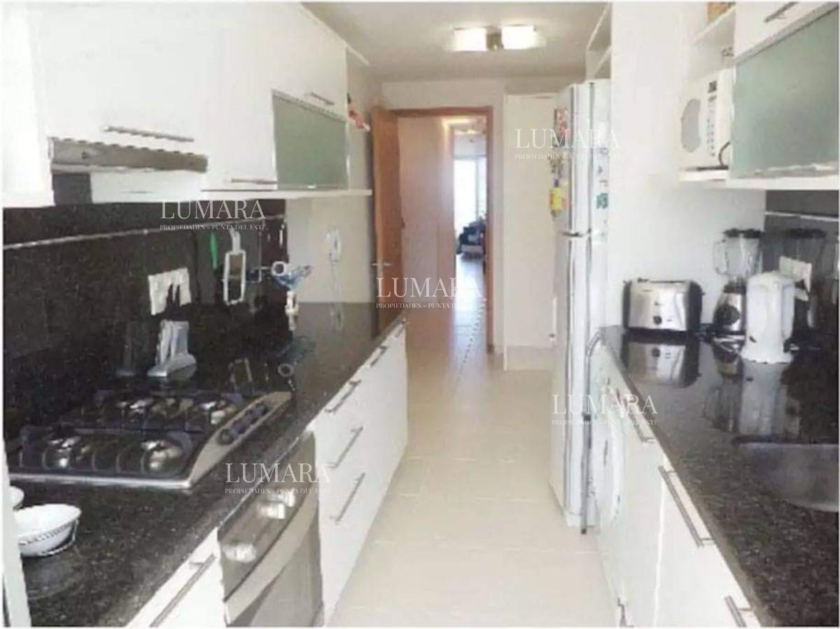 Apartamento ID.3342 - Apartamento de 2 Dormitorios a metros del mar y torre moderna, playa Mansa, Punta del Este