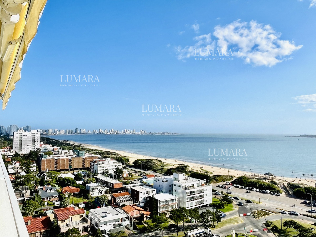 Apartamento ID.1385 - Venta de Excelente apartamento en alquiler temporario de tres dormitorios más dependencia de servicio, Playa Mansa, Punta del Este