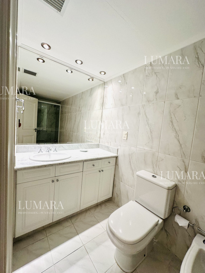 Apartamento ID.864 - Alquiler temporario de Apartamento de 2 suites sobre Playa Mansa, Primera Línea