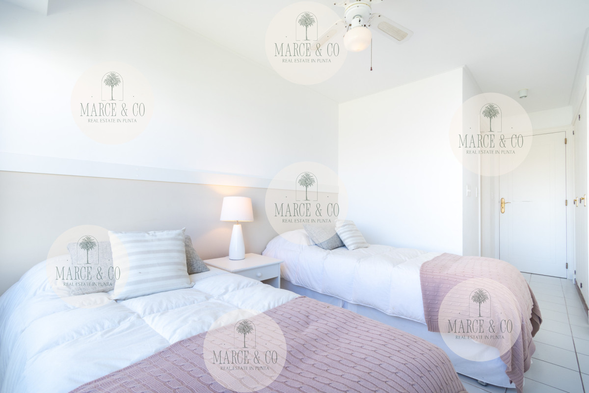 Apartamento ID.2235 - Venta y alquiler temporario de apartamento penthouse de tres dormitorios en playa Montoya