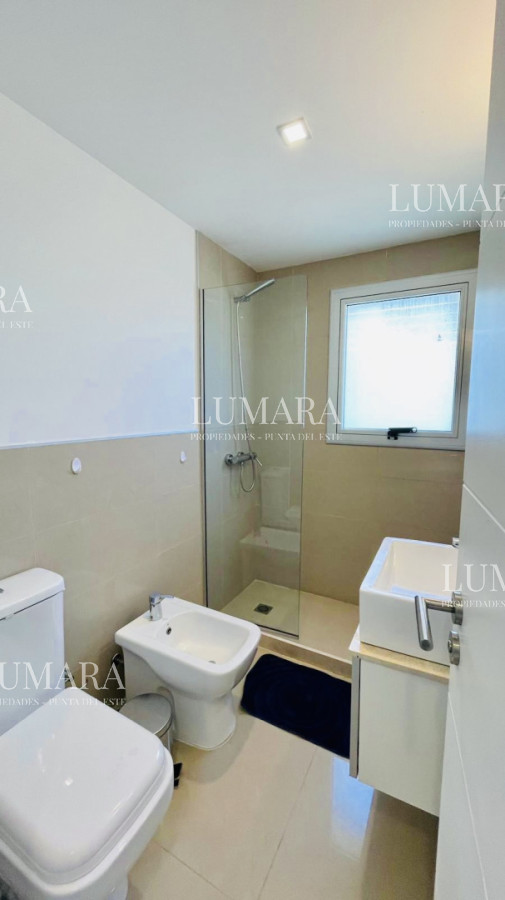 Apartamento ID.3143 - Apartamento de 3 Dormitorios en Primera Línea del Mar, Playa Brava Punta del Este