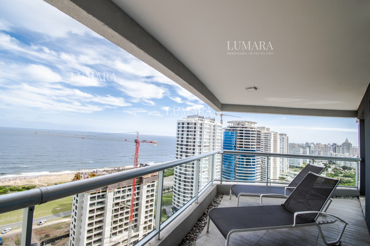 Apartamento ID.2467 - Apartamento de 3 Dormitorios + Dependencia y Parrillero en Frente a Playa Brava, Punta del Este