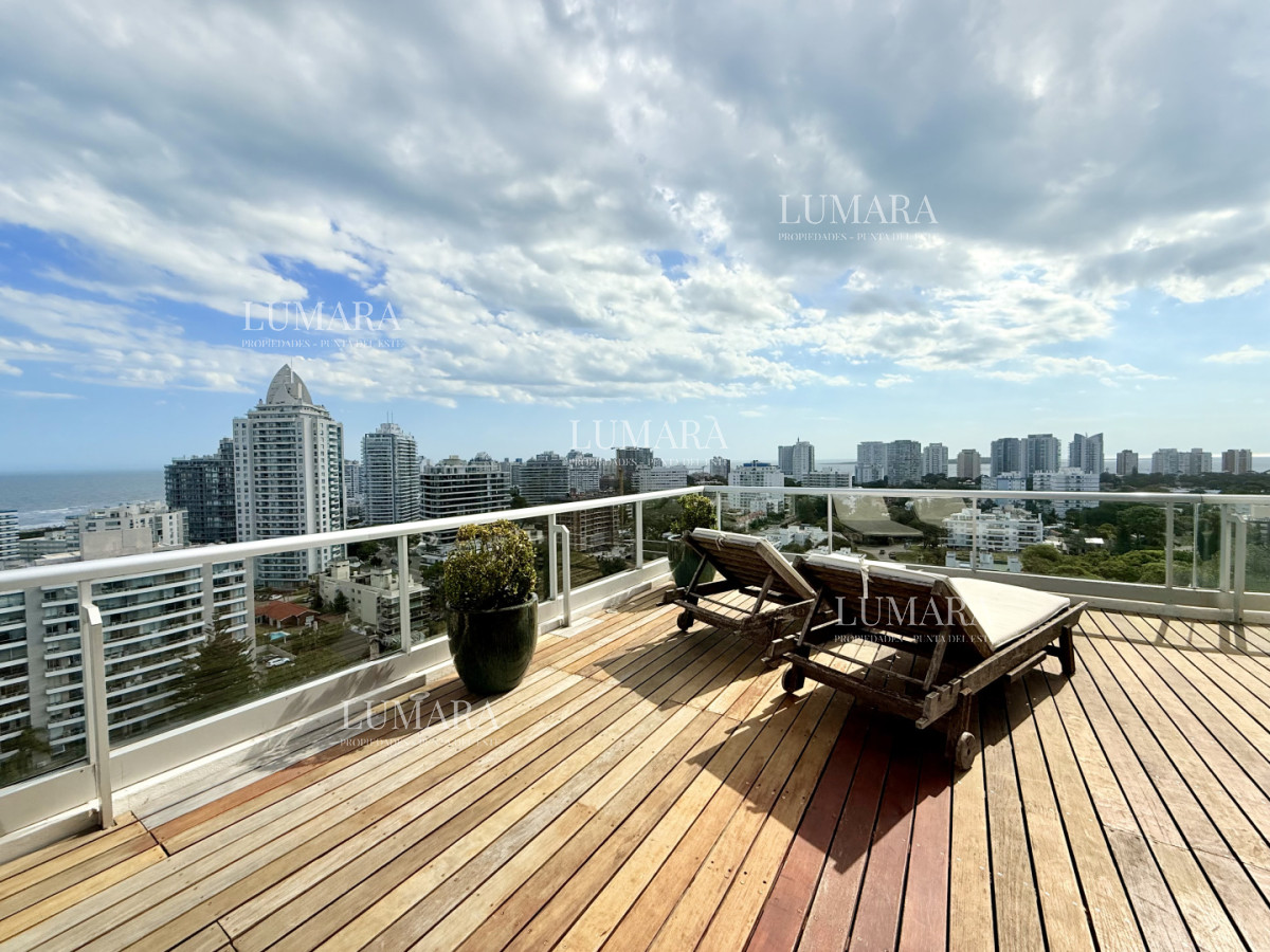 Apartamento ID.2949 - Apartamento Penthouse finamente decorado de 3 dormitorios con parrillero propio en venta, Roosevelt Brava, Punta del Este