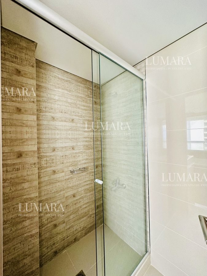 Apartamento ID.2687 - Venta de amplio penthouse con cuatro dormitorios más dependencia de servicio en torre premiun de Playa Brava, Punta del Este