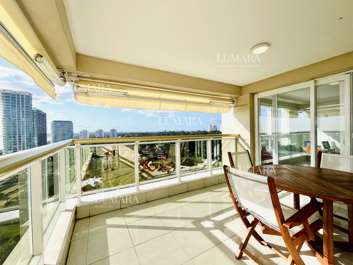 Apartamento ID.1385 - Venta de Excelente apartamento en alquiler temporario de tres dormitorios más dependencia de servicio, Playa Mansa, Punta del Este
