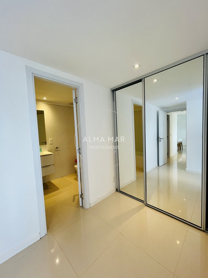 Apartamento ID.584 - Apartamento de 2 Dormitorios en Venta a metros de playa Brava, Punta del Este
