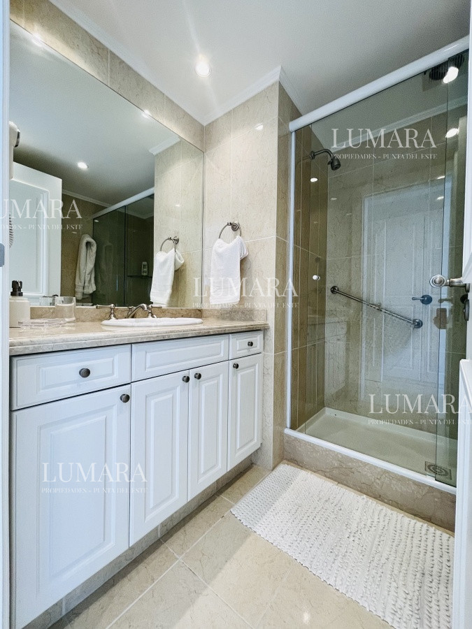 Apartamento ID.1385 - Venta de Excelente apartamento en alquiler temporario de tres dormitorios más dependencia de servicio, Playa Mansa, Punta del Este