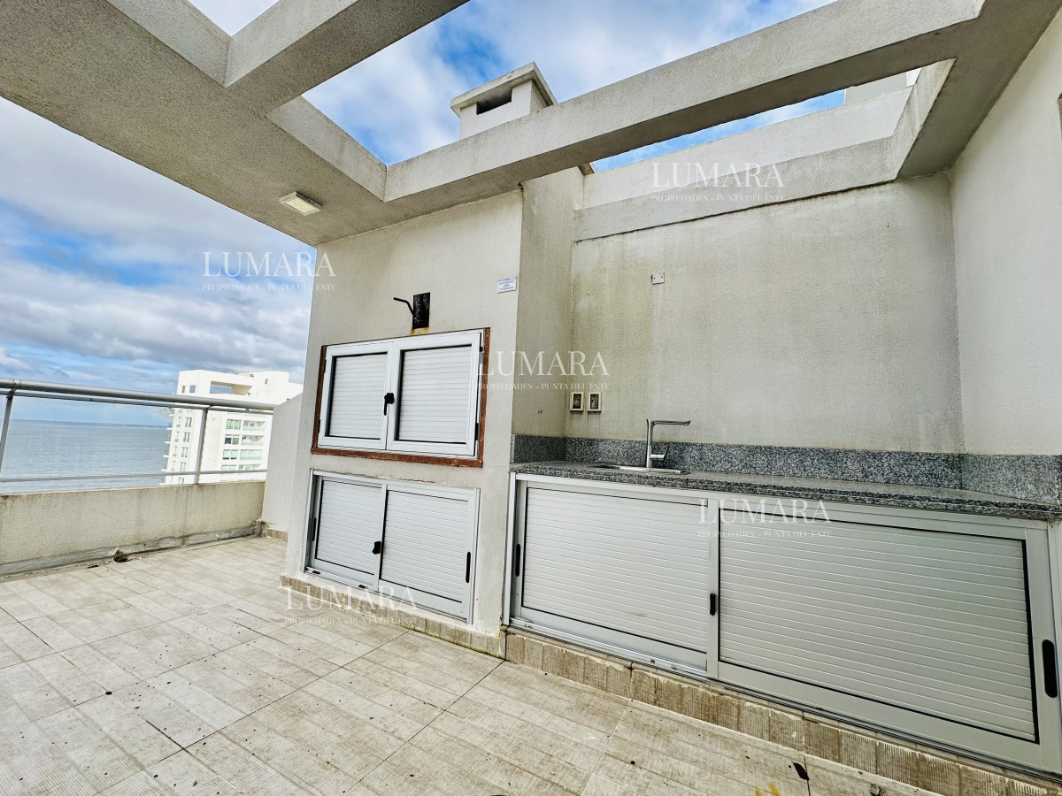 Apartamento ID.2687 - Venta de amplio penthouse con cuatro dormitorios más dependencia de servicio en torre premiun de Playa Brava, Punta del Este