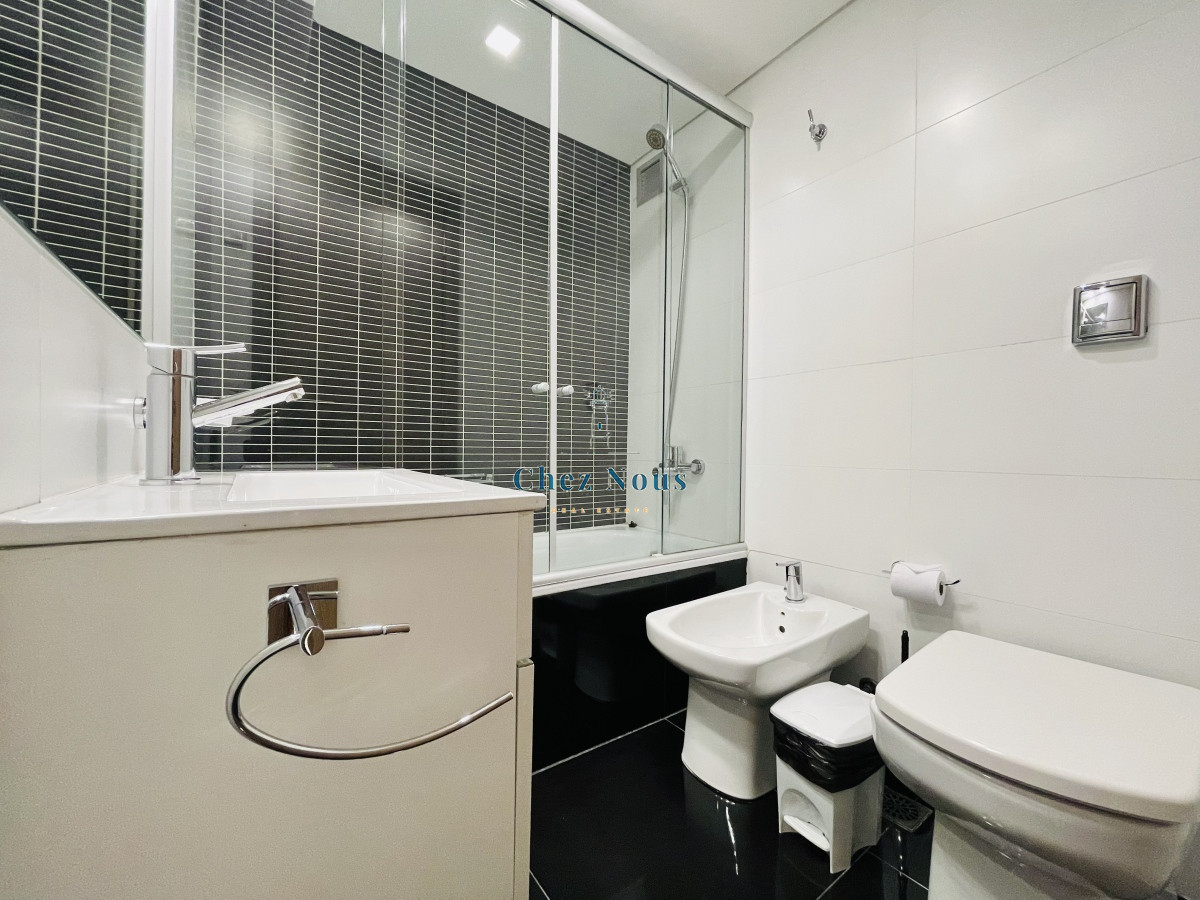 Apartamento ID.928 - Apartamento con Vista al Mar de 3 Dormitorios y Dependencia + Parrillero en Playa Brava, Punta del Este 