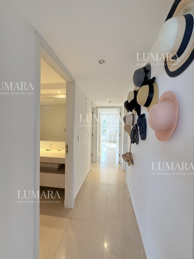 Apartamento ID.3189 - Venta de apartamento de 3 dormitorios sobre primera fila de Playa Brava, Punta del Este