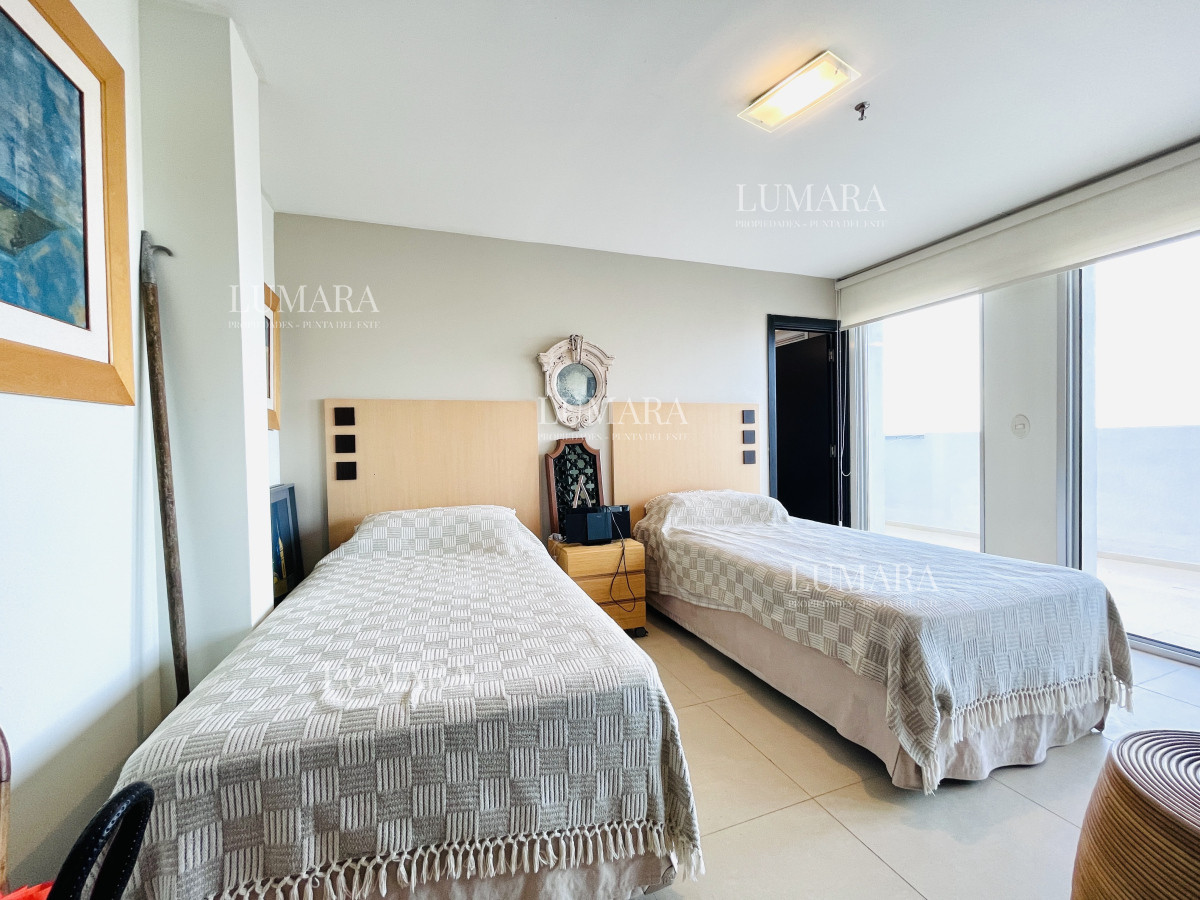 Apartamento ID.1619 - Venta de Excelente Penthouse de 2 Dormitorios y Parrillero con vistas a Playa Mansa, Punta del Este