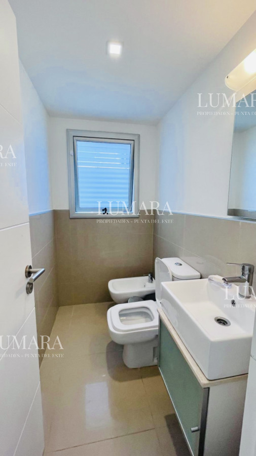 Apartamento ID.3143 - Apartamento de 3 Dormitorios en Primera Línea del Mar, Playa Brava Punta del Este