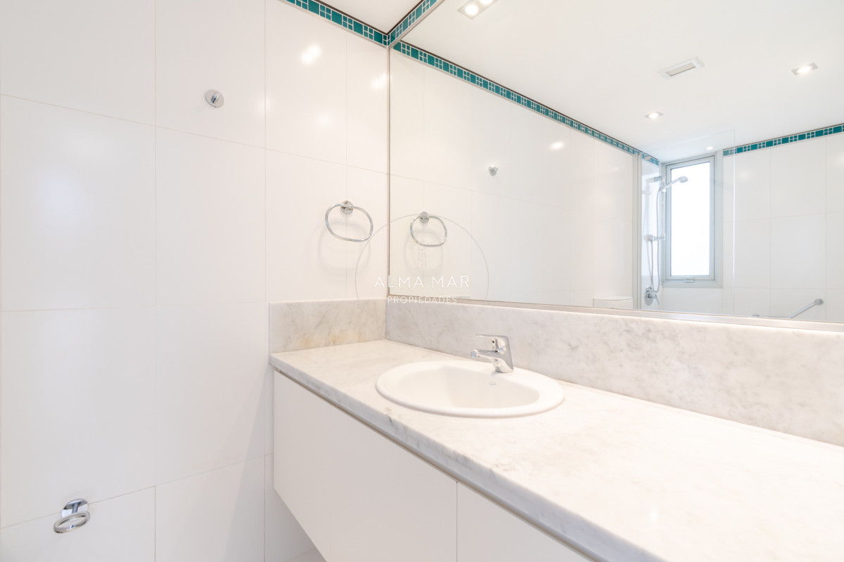 Apartamento ID.1099 - Venta y alquiler de departamento con tres dormitorios mas dependencia de servicio en torre Le Parc playa Brava, Punta del Este