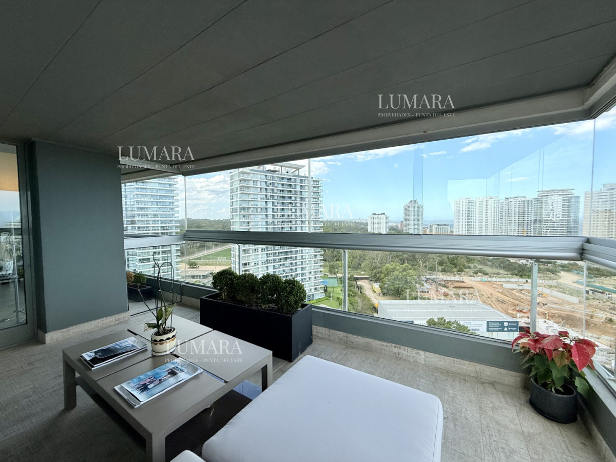 Apartamento ID.2949 - Apartamento Penthouse finamente decorado de 3 dormitorios con parrillero propio en venta, Roosevelt Brava, Punta del Este