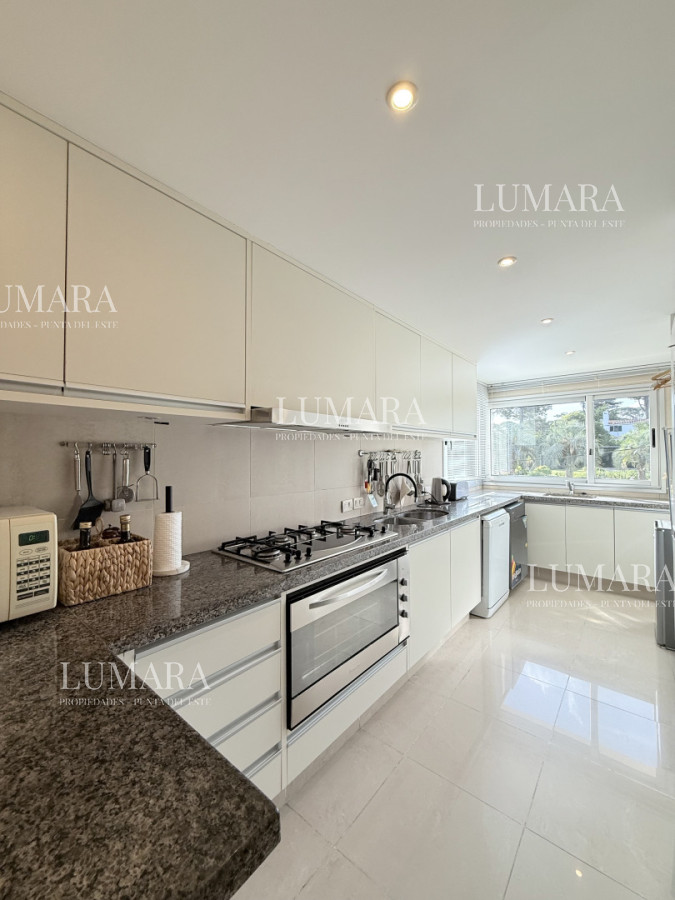 Apartamento ID.3189 - Venta de apartamento de 3 dormitorios sobre primera fila de Playa Brava, Punta del Este