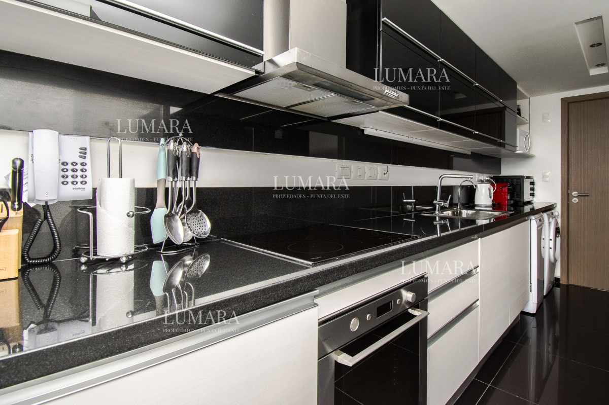 Apartamento ID.2467 - Apartamento de 3 Dormitorios + Dependencia y Parrillero en Frente a Playa Brava, Punta del Este