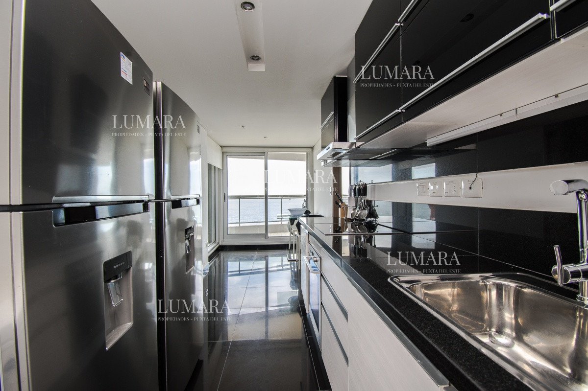 Apartamento ID.2467 - Apartamento de 3 Dormitorios + Dependencia y Parrillero en Frente a Playa Brava, Punta del Este