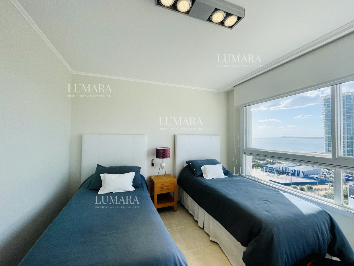 Apartamento ID.1385 - Venta de Excelente apartamento en alquiler temporario de tres dormitorios más dependencia de servicio, Playa Mansa, Punta del Este