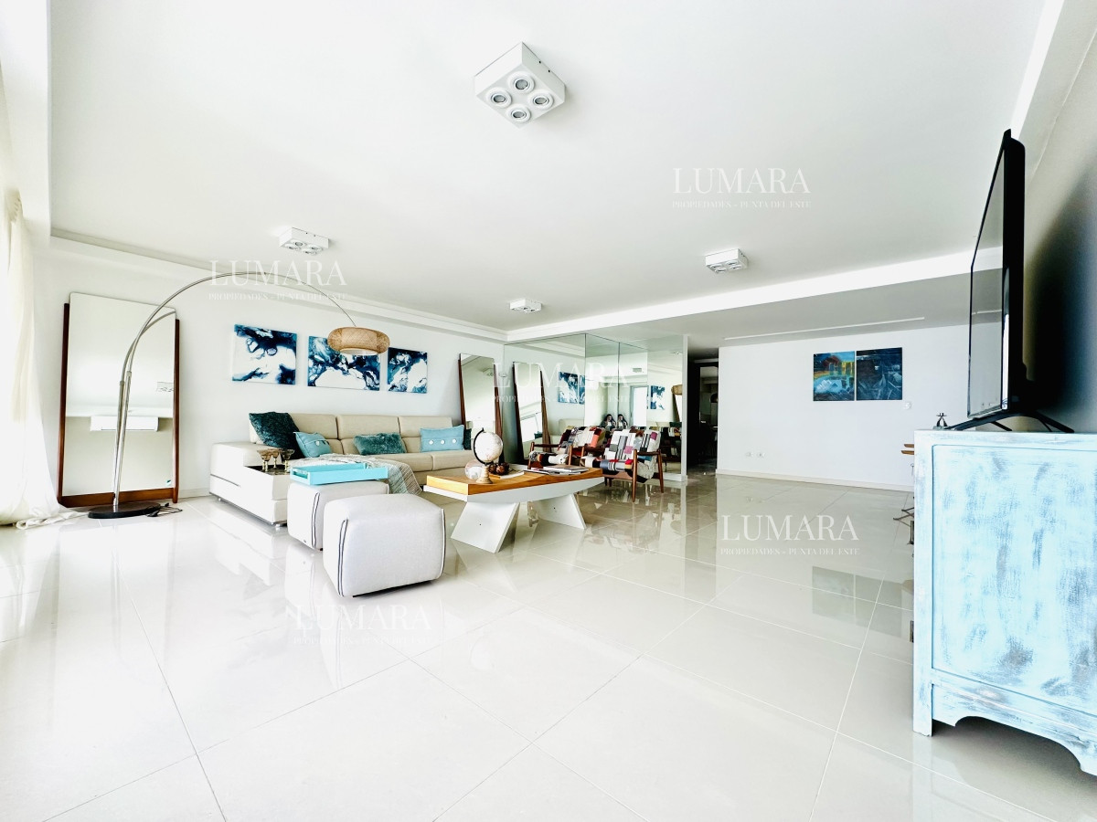 Apartamento ID.2687 - Venta de amplio penthouse con cuatro dormitorios más dependencia de servicio en torre premiun de Playa Brava, Punta del Este