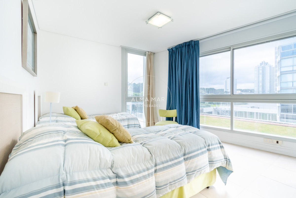 Apartamento ID.1099 - Venta y alquiler de departamento con tres dormitorios mas dependencia de servicio en torre Le Parc playa Brava, Punta del Este