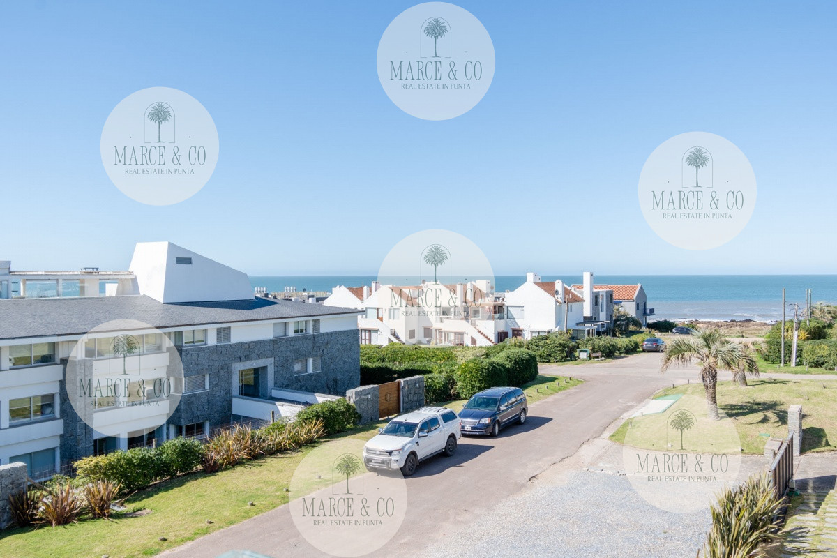 Apartamento ID.2235 - Venta y alquiler temporario de apartamento penthouse de tres dormitorios en playa Montoya